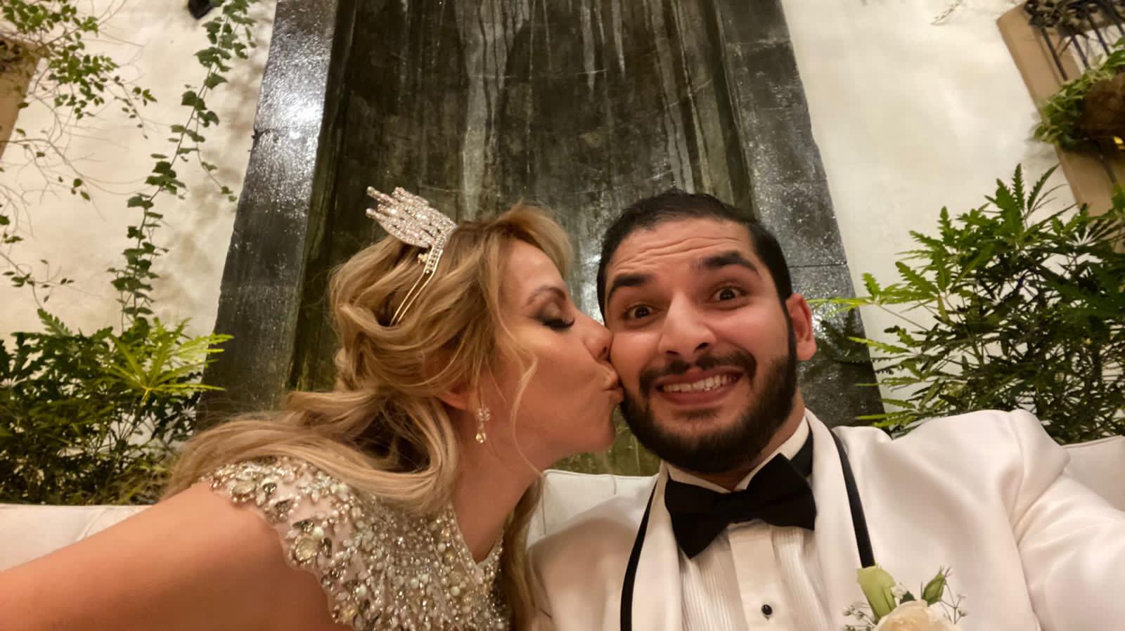 Valeria besando a Medi el día de su boda