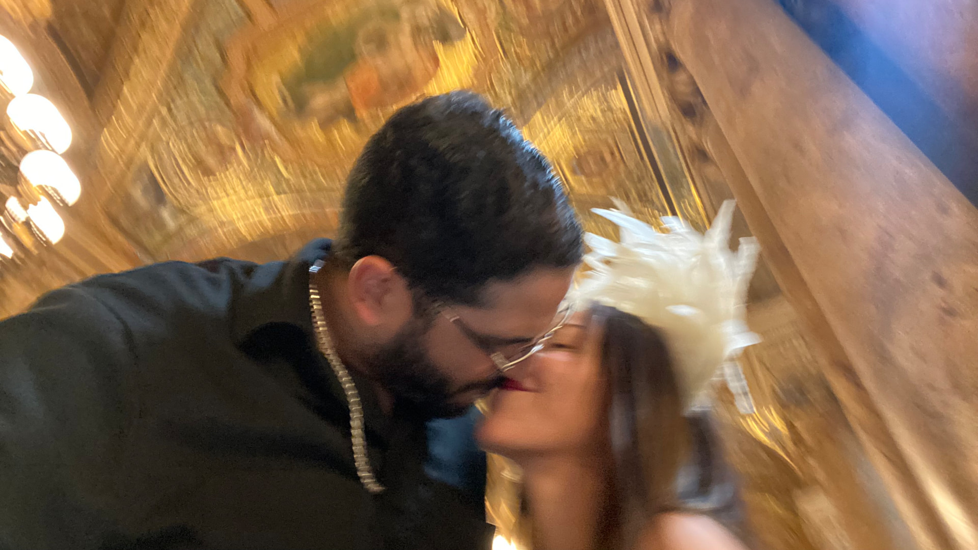 Un beso entre Valeria y Medi