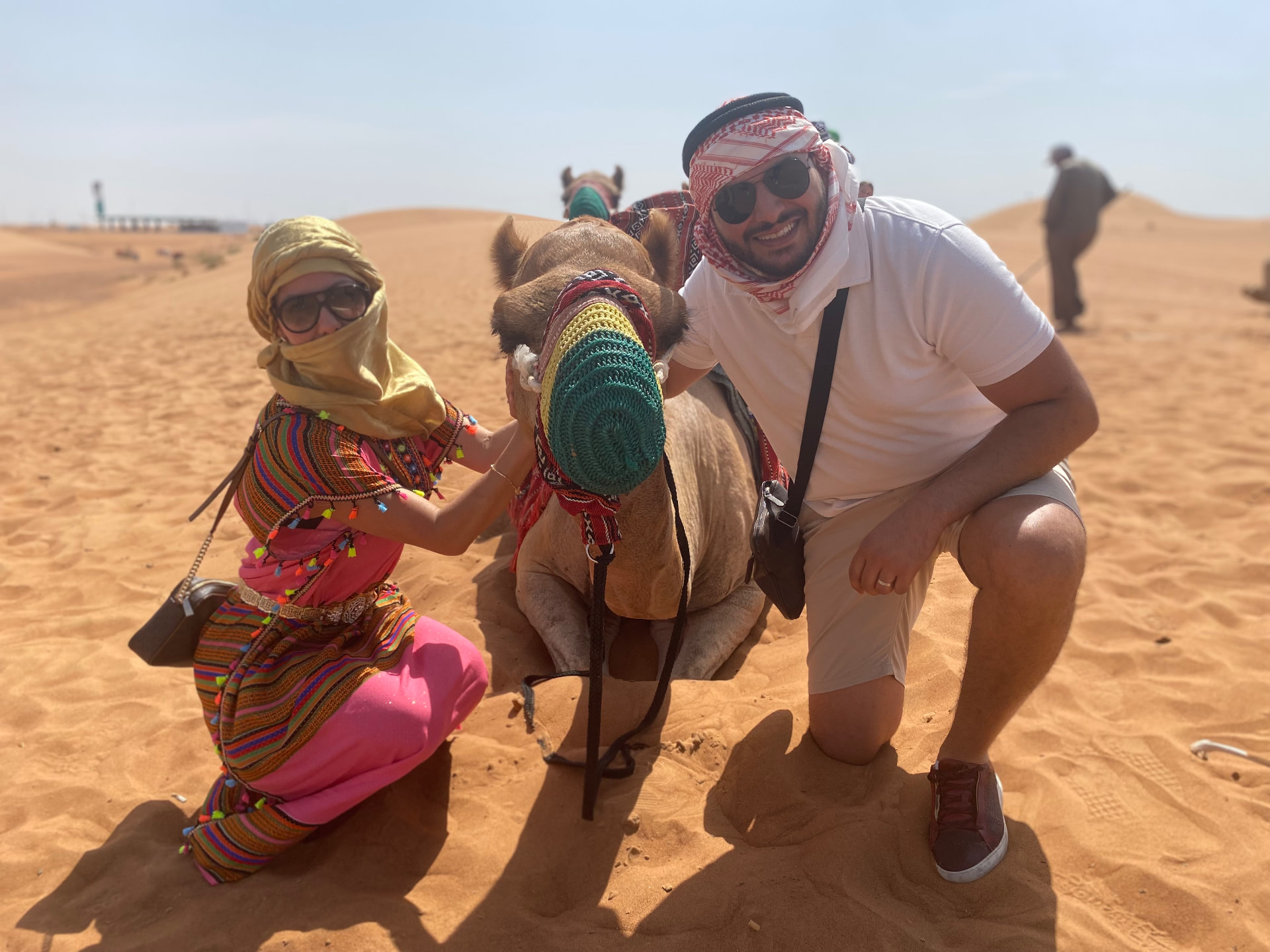 Valeria y Medi de viaje en el desierto